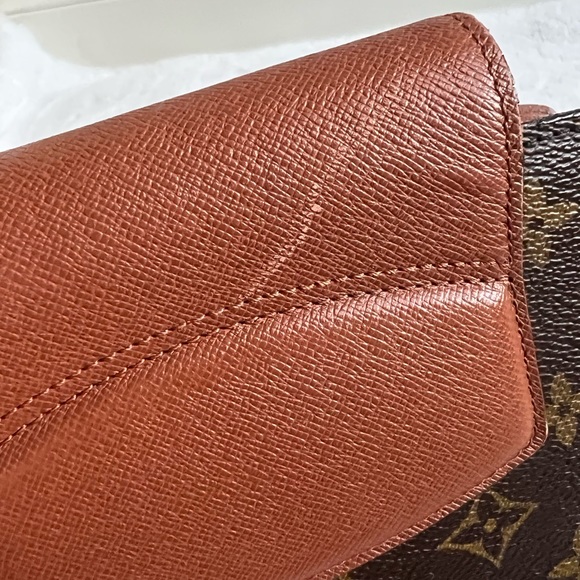 Authentic Louis Vuitton Courcelles Shoulder Bag/ Crossbody - Picture 13 of 15